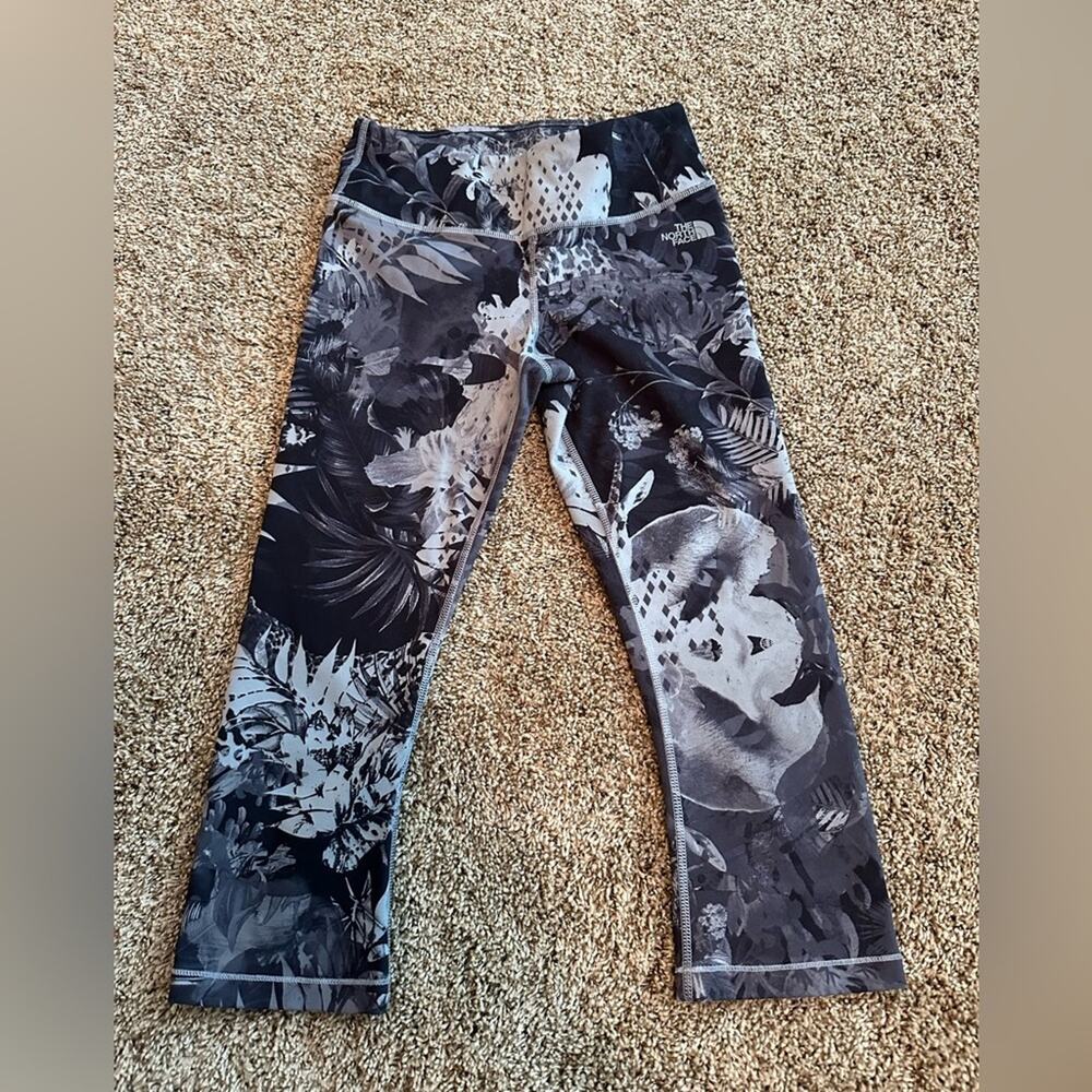North Face women’s size S black, & white patterned leggings, flash dry, EUC